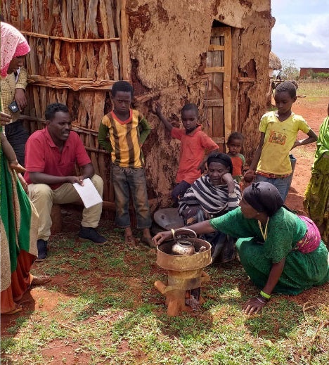 Una famiglia con una stufa del progetto Improved Cookstoves, in Etiopia